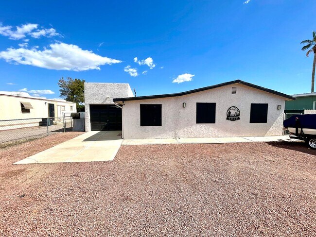 Building Photo - Great 3 Bedroom Fully Furnished Home Near ...