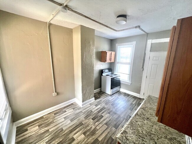 Building Photo - Nice Hamilton Rental with Yard!