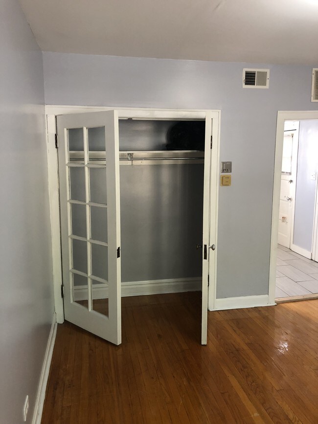 Building Photo - 3053 W 56th St