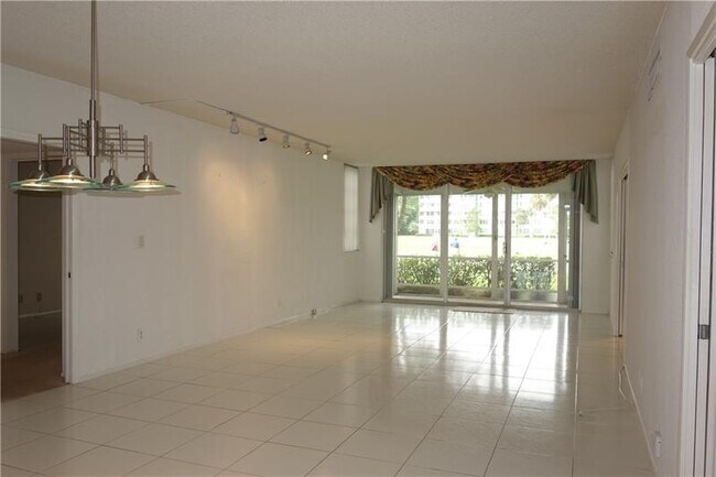 Foto del edificio - 805 Cypress Blvd