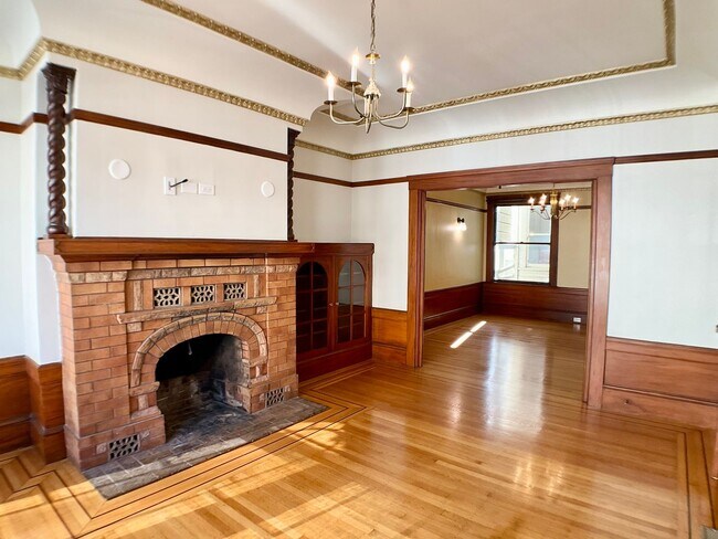 Foto del edificio - LARGE 2BR w/ Dining Room. PARKING AVAIL.! DISHWASHER! W/D IN-UNIT