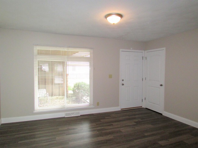 Building Photo - 1608 Vernon Ave