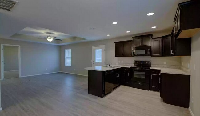 Building Photo - Newer 3 Bedroom Home in Beautiful Republic...