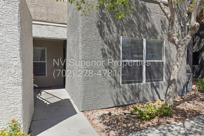 Foto del edificio - SW!! First floor unit with Balcony!! Gated!! Clubhouse!!  Community pool!! Spa!! Exercise Room!! ...