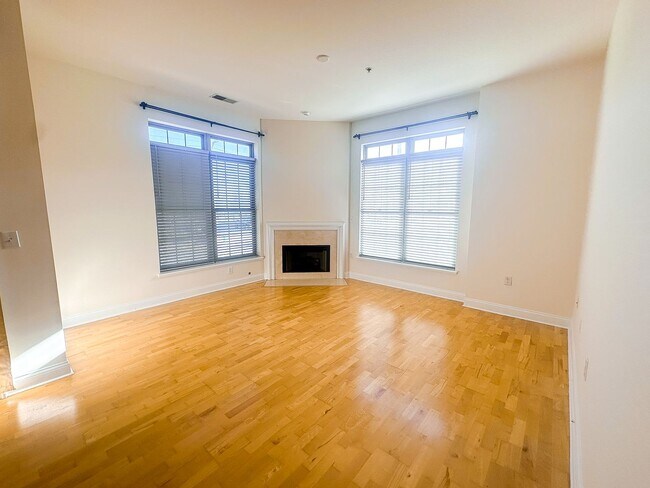Building Photo - 450 E Ohio Unit 117