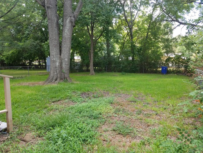 Building Photo - 414 W 75th St