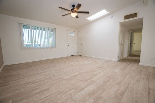 Building Photo - Updated 3 Bedrooms Home with Central A/C!!