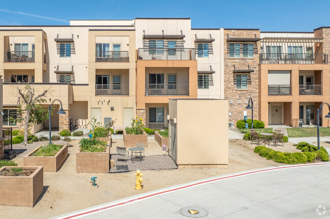 Foto del edificio - Palms at La Quinta Gracious Retirement Living