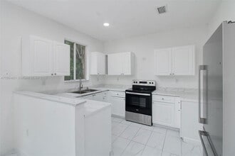 Building Photo - 1543 SE 24th Ct