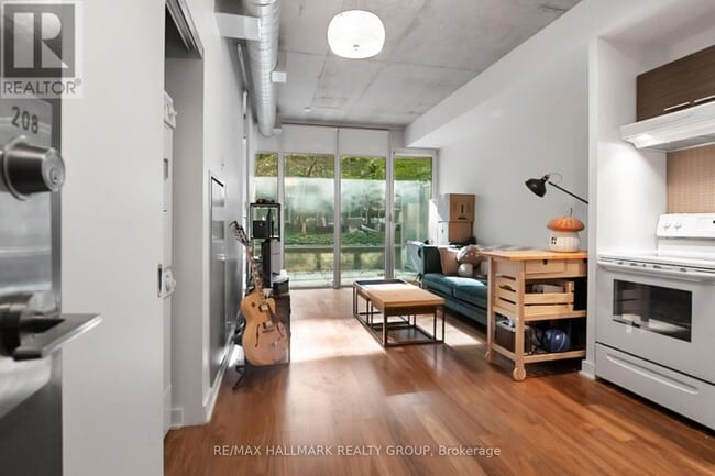 Building Photo - 354 Gladstone Ave