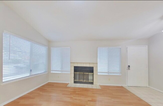 Foto del edificio - Fully updated charming home ready now!