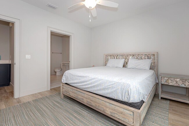 Foto del edificio - Fully furnished luxurious waterfront condo at The Inlet!