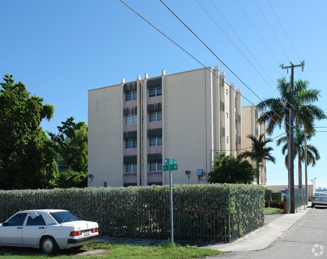 Side View - 711 NE 23rd Ter