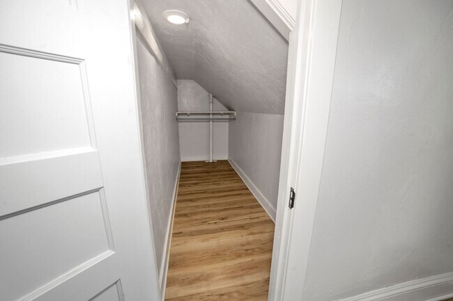 Building Photo - 3 Bedroom Custom Neenah Home