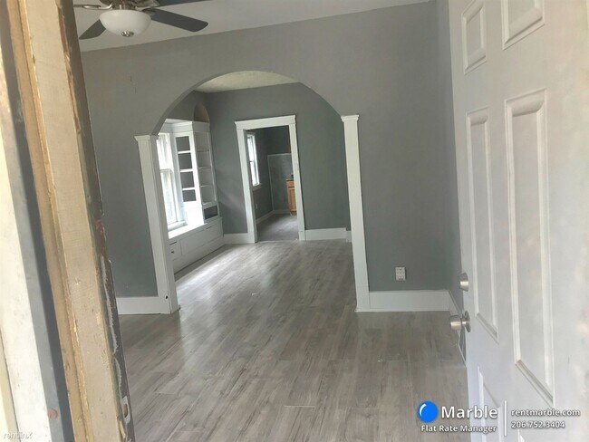 Building Photo - 2 br, 1 bath Condo - 11823 Parkview Ave Do...