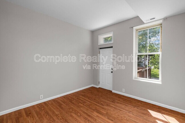 Building Photo - 3021 Iowa Ave