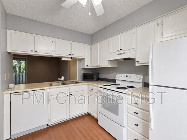 Building Photo - 654 Lex Dr