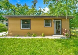 Building Photo - 2842 Lucoma Dr