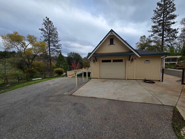 Foto del edificio - Cute 2 Bedroom House with Lovely Pond and ...