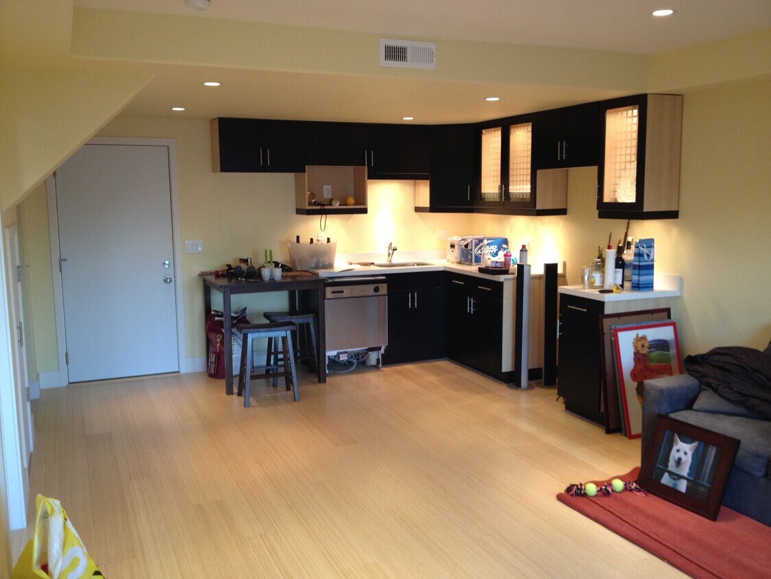 full kitchen and dining - 75 Vernon St