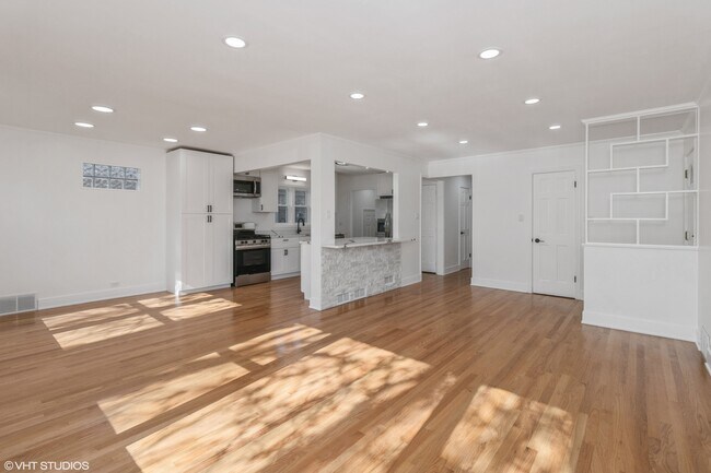 Foto del edificio - 6251 N Hamlin Ave