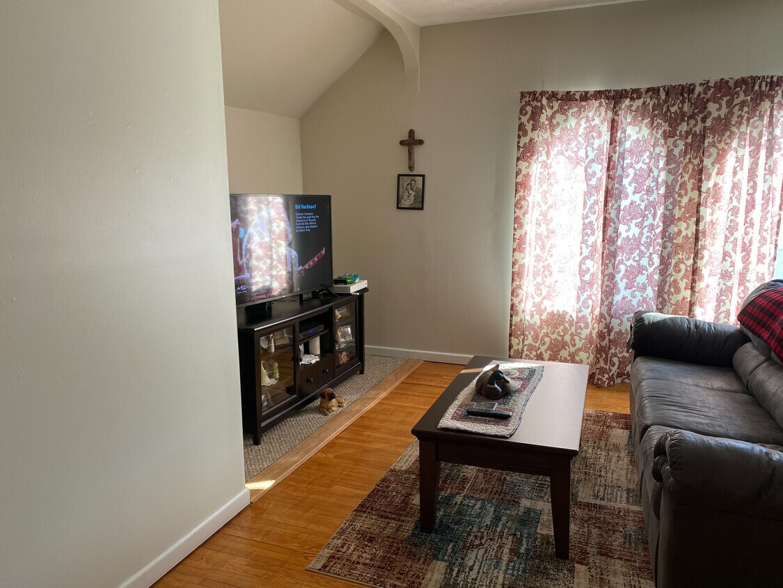Primary Photo - 284 E Orvis St
