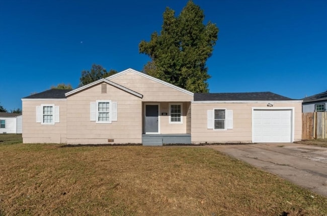 Photo - 900 N Redbud Dr House