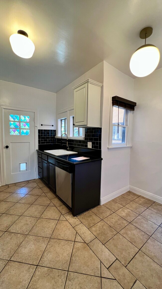 Foto del edificio - 7972 Willoughby Ave