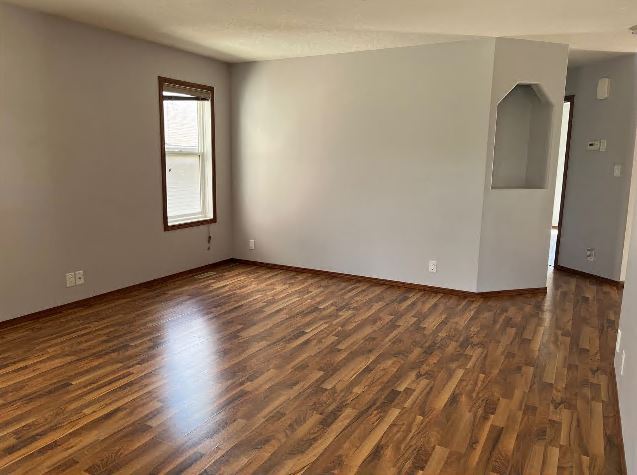 Photo du bâtiment - Johnstone Park - Prime location - upper unit for rent