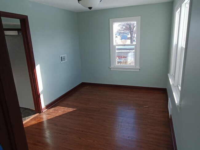 Building Photo - 3 Bed  2 Bath 1.5 Story Home