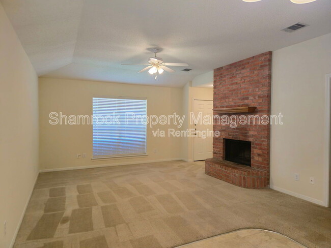 Building Photo - 913 Vanessa Dr