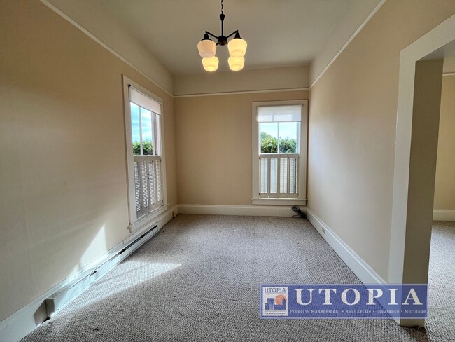Building Photo - Charming and Sunny One Bedroom Apartment in a Downtown Santa Cruz Victorian with Lots of Natural ...
