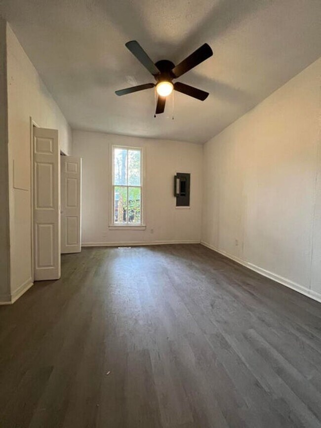 Building Photo - Renovated 2 bedroom 1 bath home