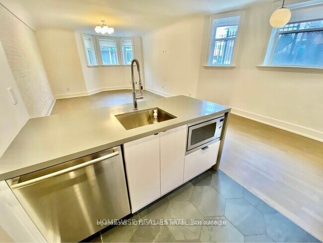 Building Photo - 795 College St