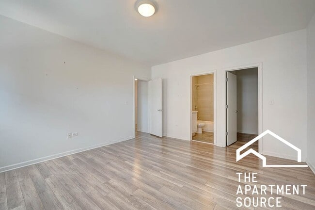 Foto del edificio - Humboldt Park 2 Bed/2.5 Bath Duplex w/ In Unit Laundry