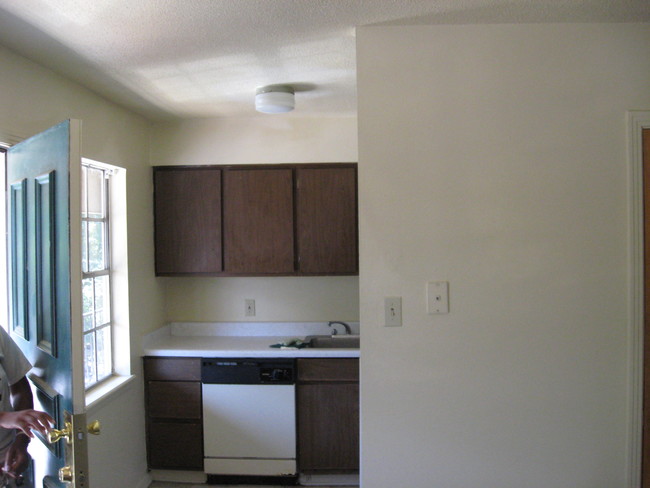 Kitchen - West Plaza Apartments