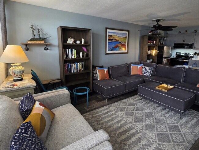 Foto del edificio - "Charming furnished 2-Bed Condo Retreat in Holiday, FL – Cozy 825 Sq Ft of Comfort!"