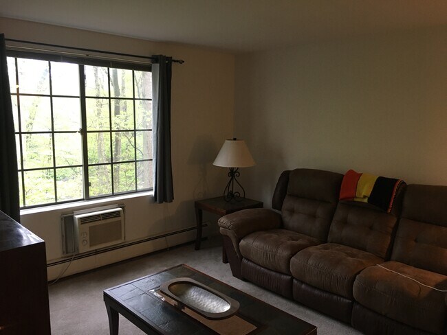 Building Photo - 906 Thoreau Ct