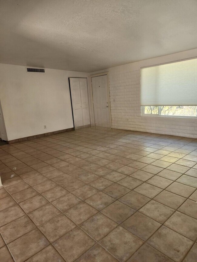 Foto del edificio - 5651 E Cooper St