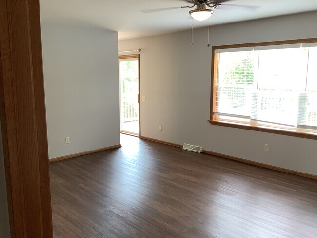 Building Photo - 1005 Pinecrest Ln