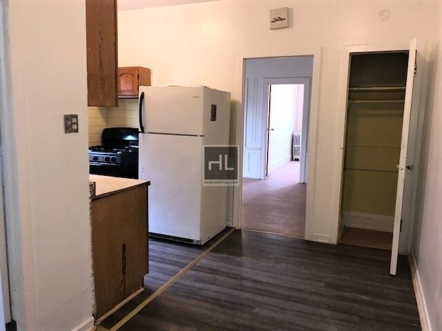 Building Photo - 240 E 46th St