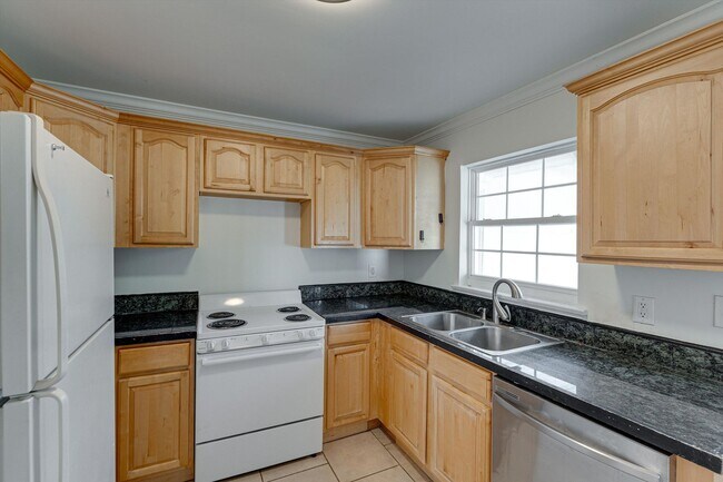 Foto del edificio - Three Bedroom One Bathroom For Rent