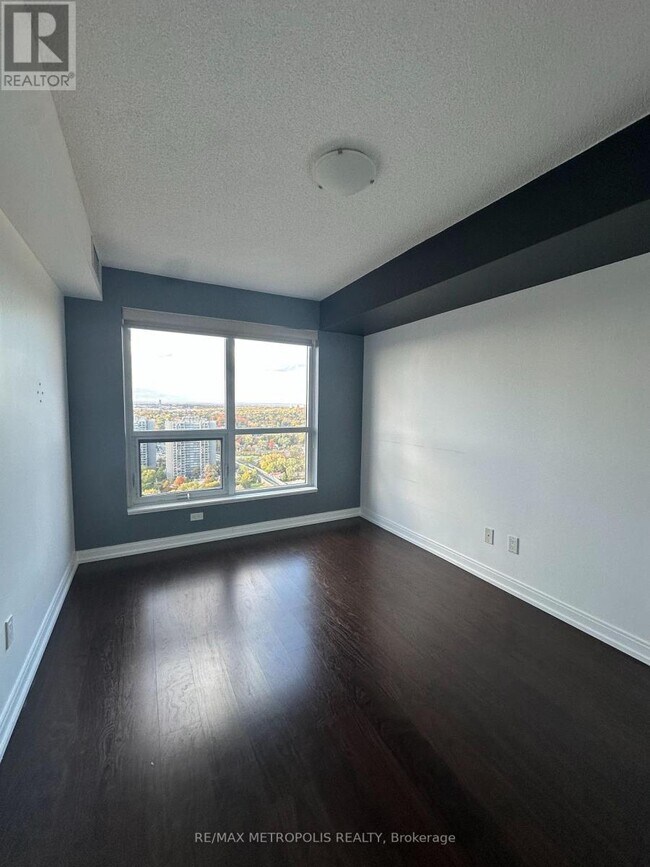 Photo du bâtiment - 255 Village Green Square