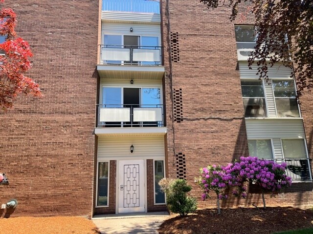 Building Photo - 787 Farmington Ave