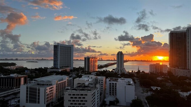 Foto del edificio - 121 NE 34th St