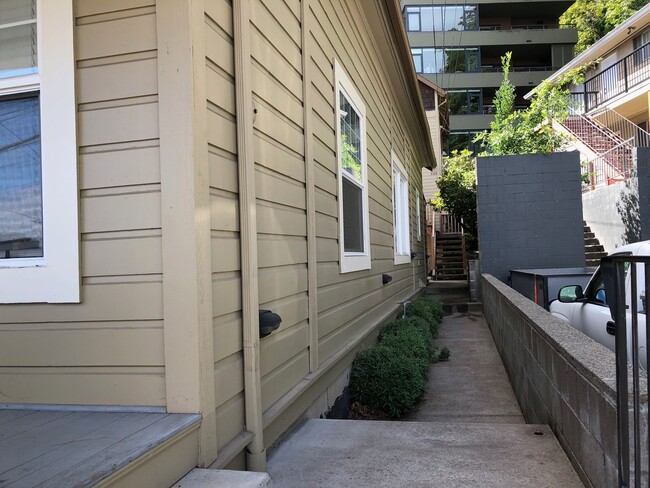Foto del edificio - Light and bright one bedroom near PSU in S...