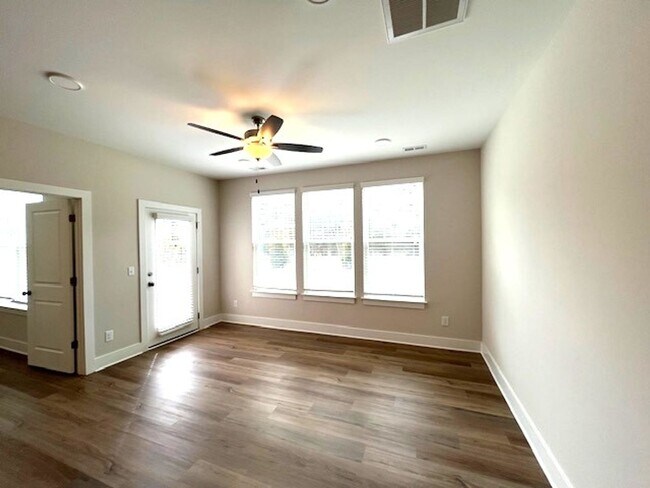 Foto del edificio - ~~ Charming Townhome w/Bonus Room in Meban...