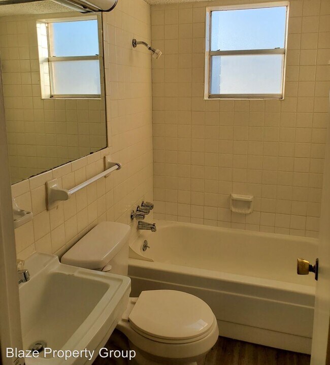 Foto del edificio - 1 br, 1 bath Apartment - 2800 Lometa Dr