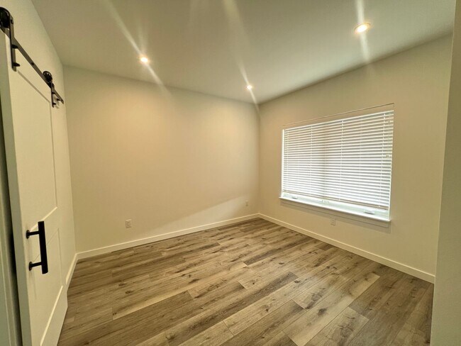 Foto del edificio - New 2 Bed 2 Bath Condo by MSU