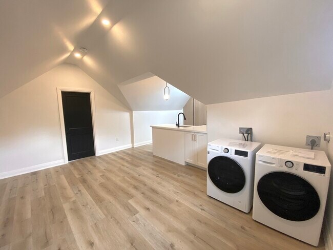 Building Photo - 210 Burlington St E